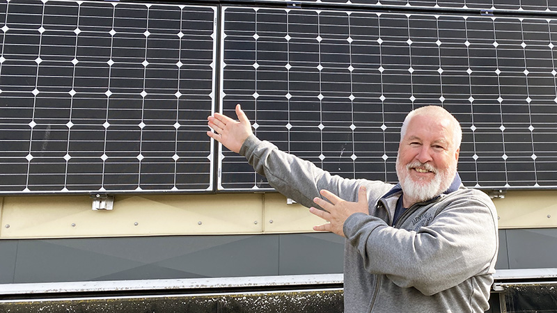 Solpaneler som ger energi – på flera sätt