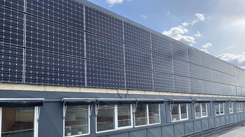 Solpaneler på husvägg