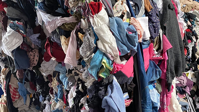 Gamla kläder återvinns till ny textilråvara