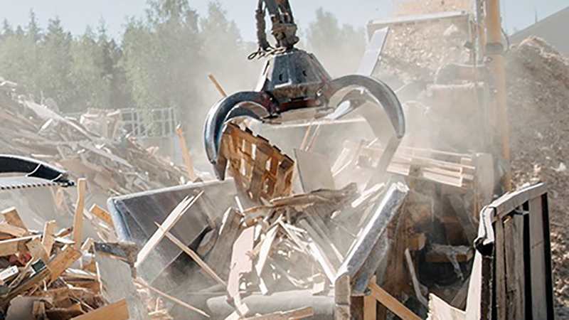 Trä hanteras, blir träflis