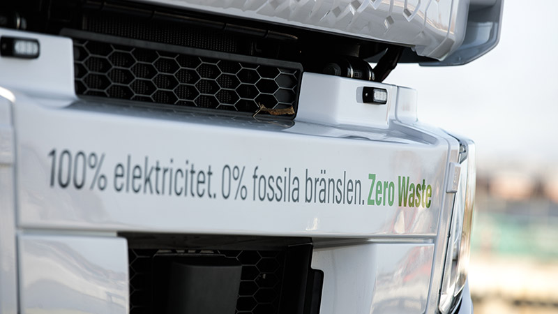 Fronten på den eldrivna sopbilen