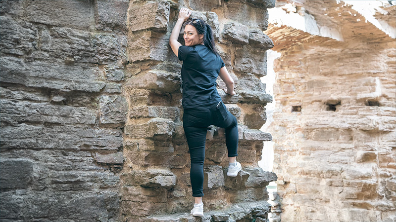 Marlene klättrar på stenvägg